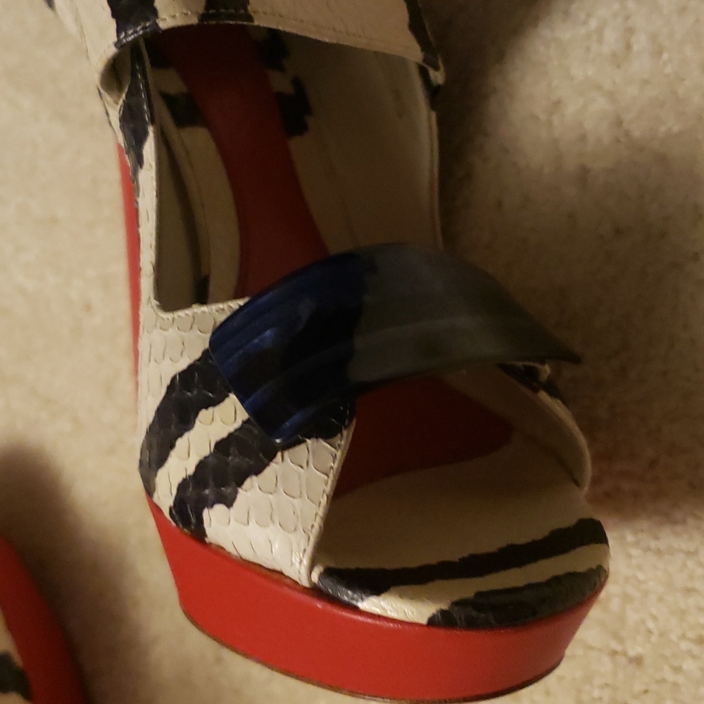 Alexander mcqueen size 39 color red white black and a little blue 💙 100% Authen - Picture 5 of 17